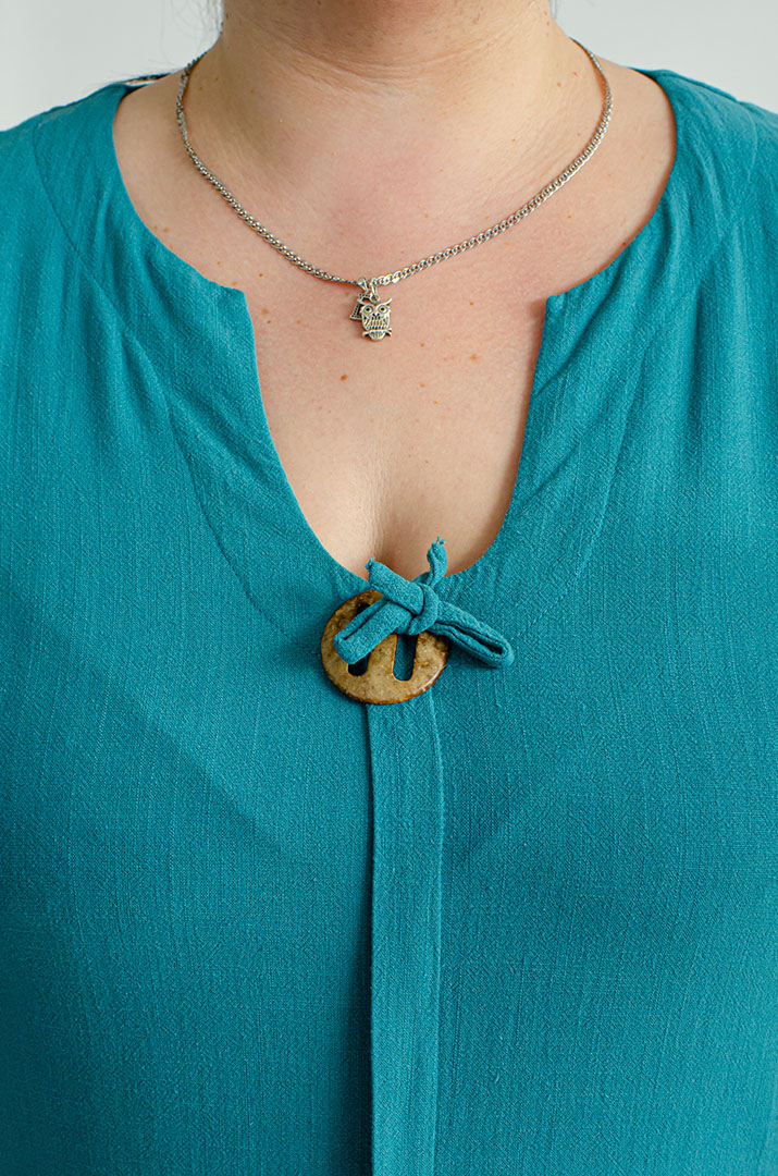 Льняное платье макси с украшением больших размеров