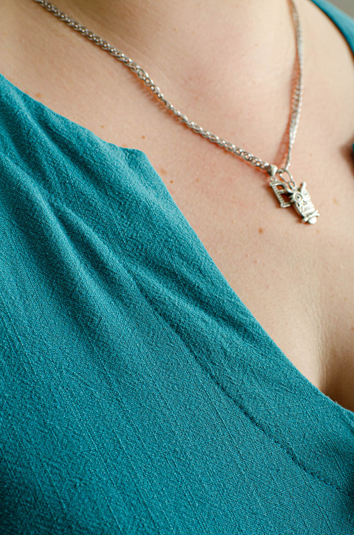 Льняное платье макси с украшением больших размеров