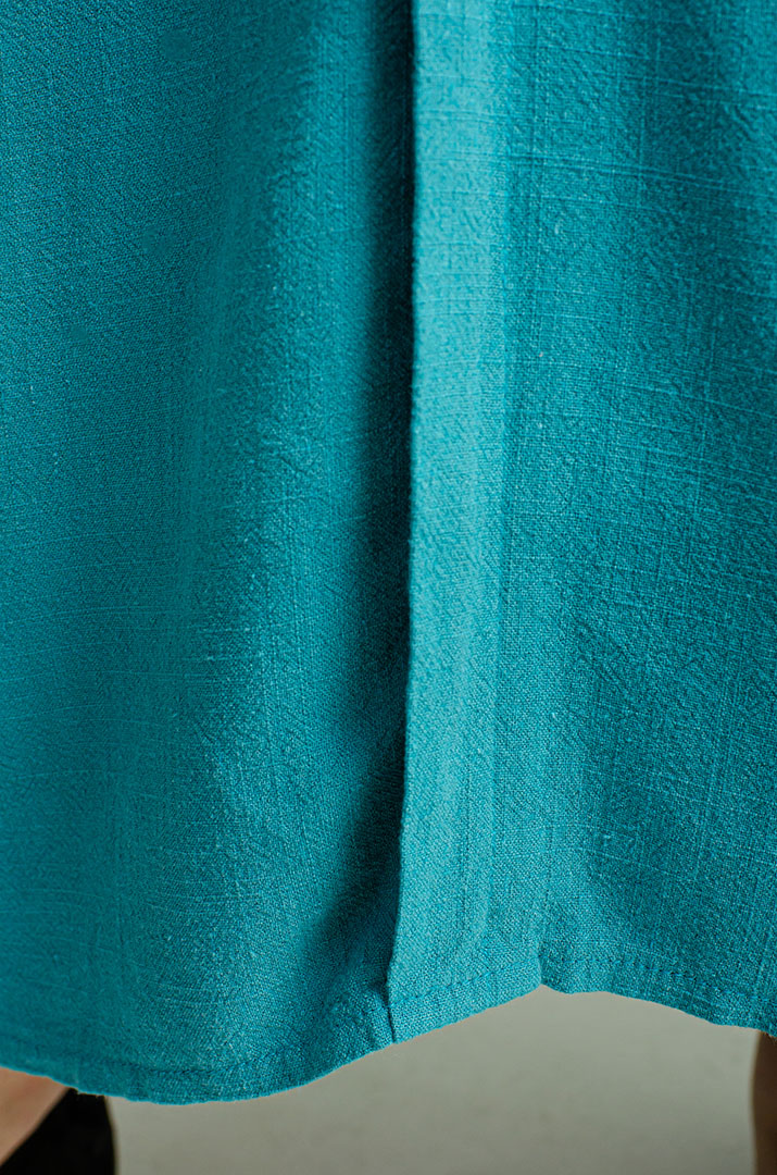 Льняное платье макси с украшением больших размеров