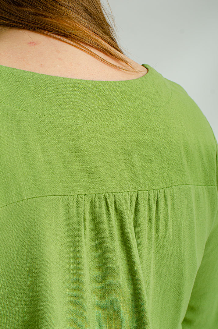 Льняное платье макси с украшением больших размеров