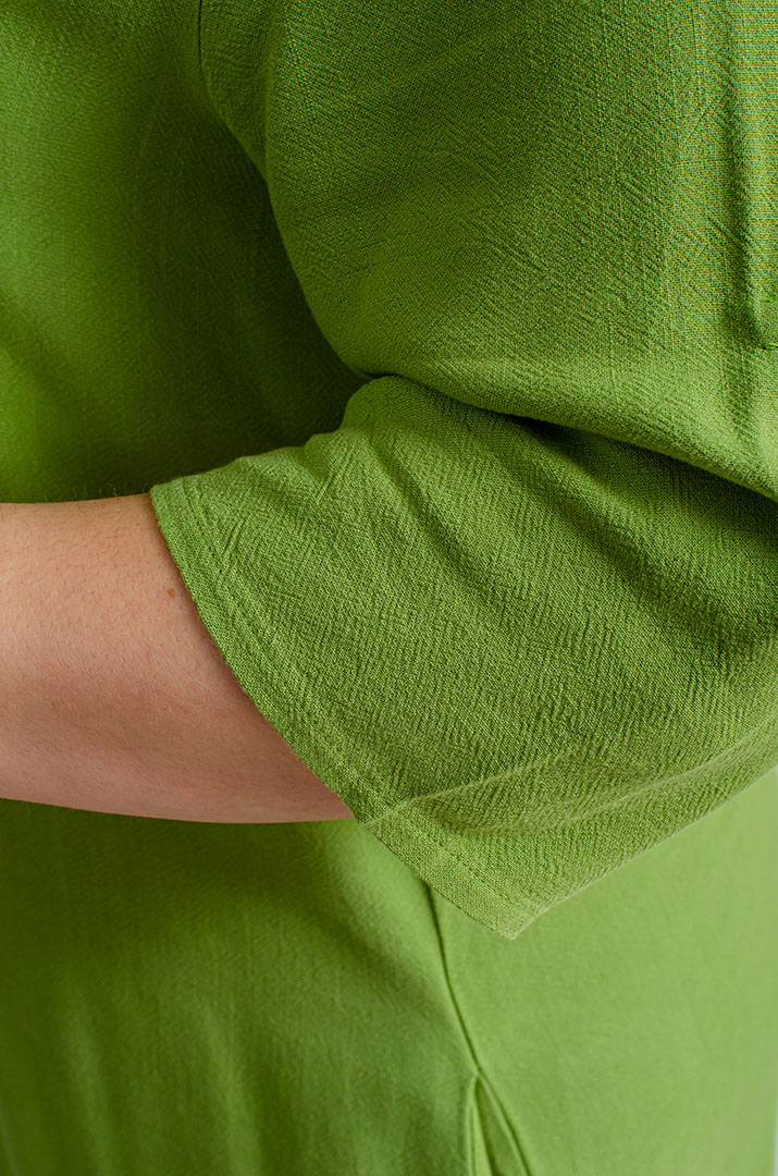 Льняное платье макси с украшением больших размеров