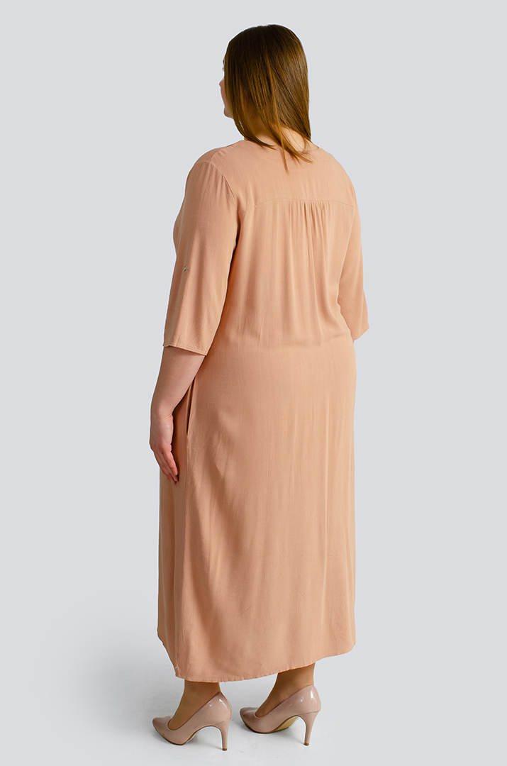 Льняное платье макси с украшением больших размеров