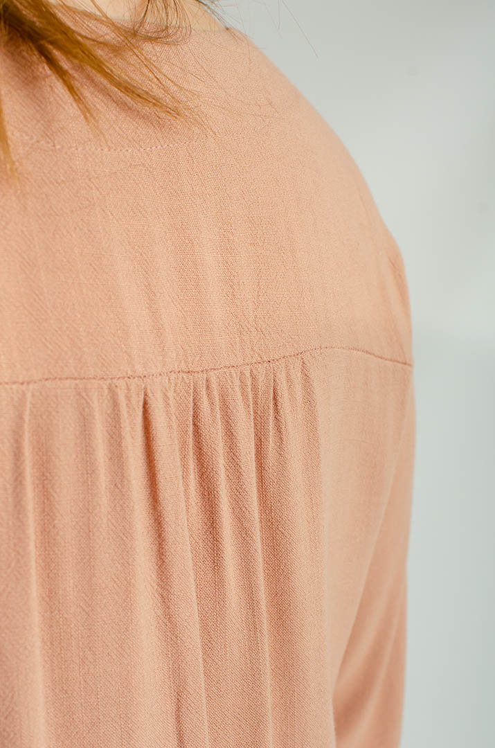 Льняное платье макси с украшением больших размеров