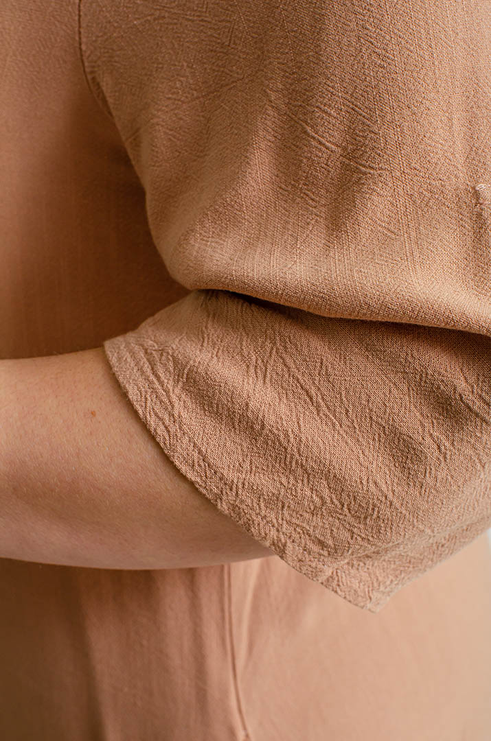 Льняное платье макси с украшением больших размеров