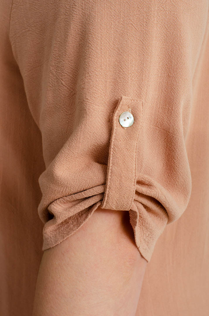 Льняное платье макси с украшением больших размеров