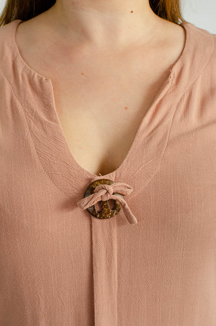 Льняное платье макси с украшением больших размеров