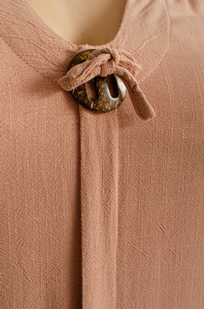 Льняное платье макси с украшением больших размеров