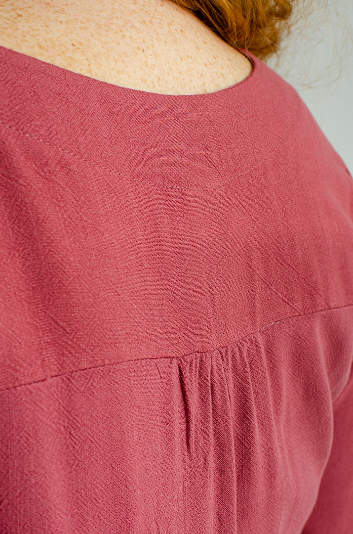 Льняное платье макси с украшением больших размеров