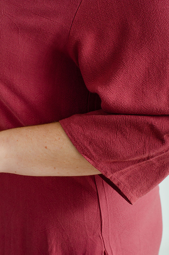 Льняное платье макси с украшением больших размеров