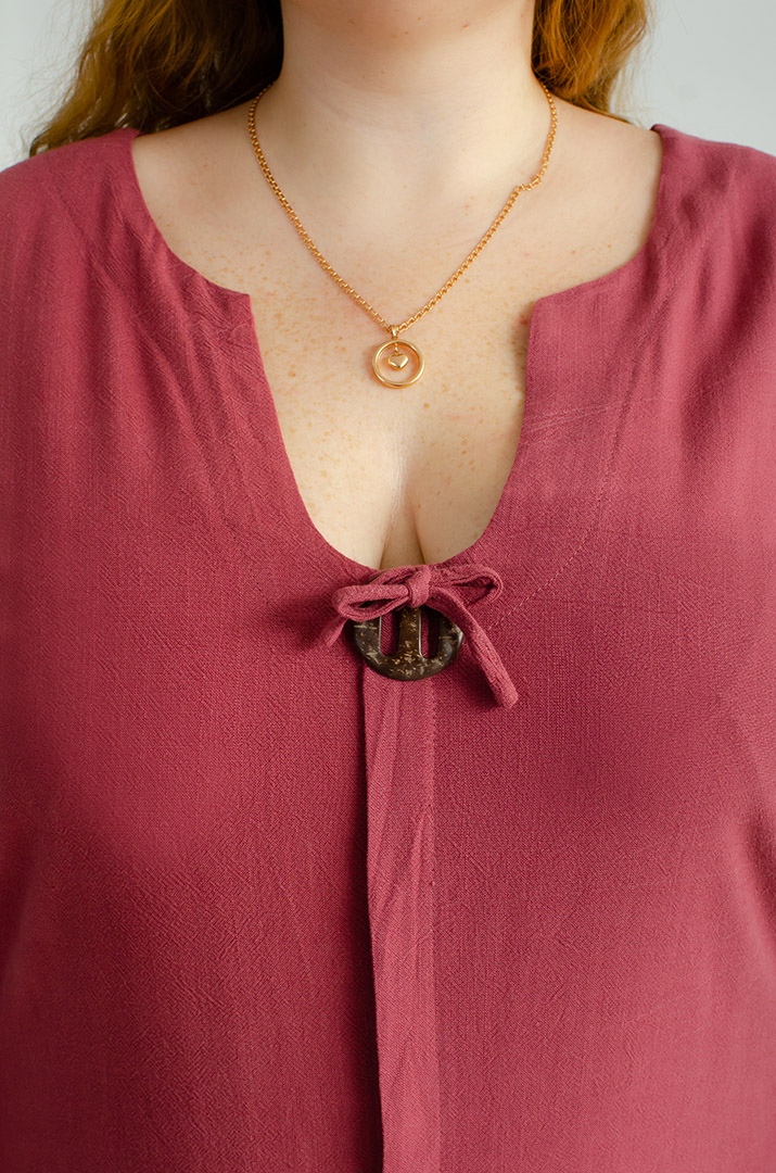 Льняное платье макси с украшением больших размеров