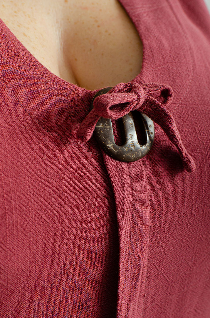 Льняное платье макси с украшением больших размеров