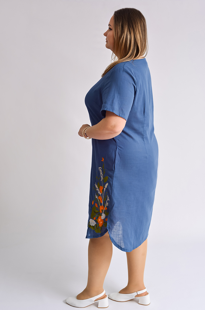 Платье миди с фактурной вышивкой больших размеров