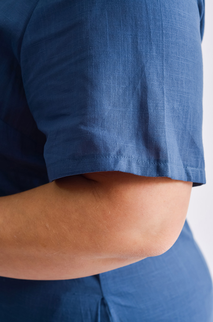 Платье миди с фактурной вышивкой больших размеров