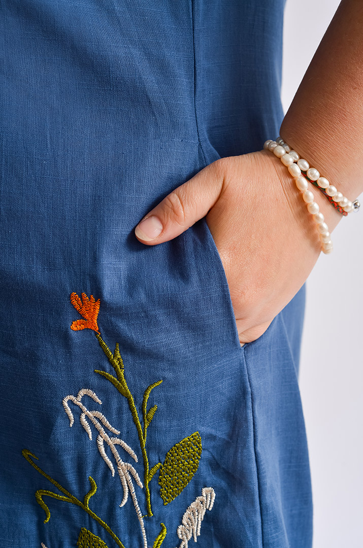 Платье миди с фактурной вышивкой больших размеров