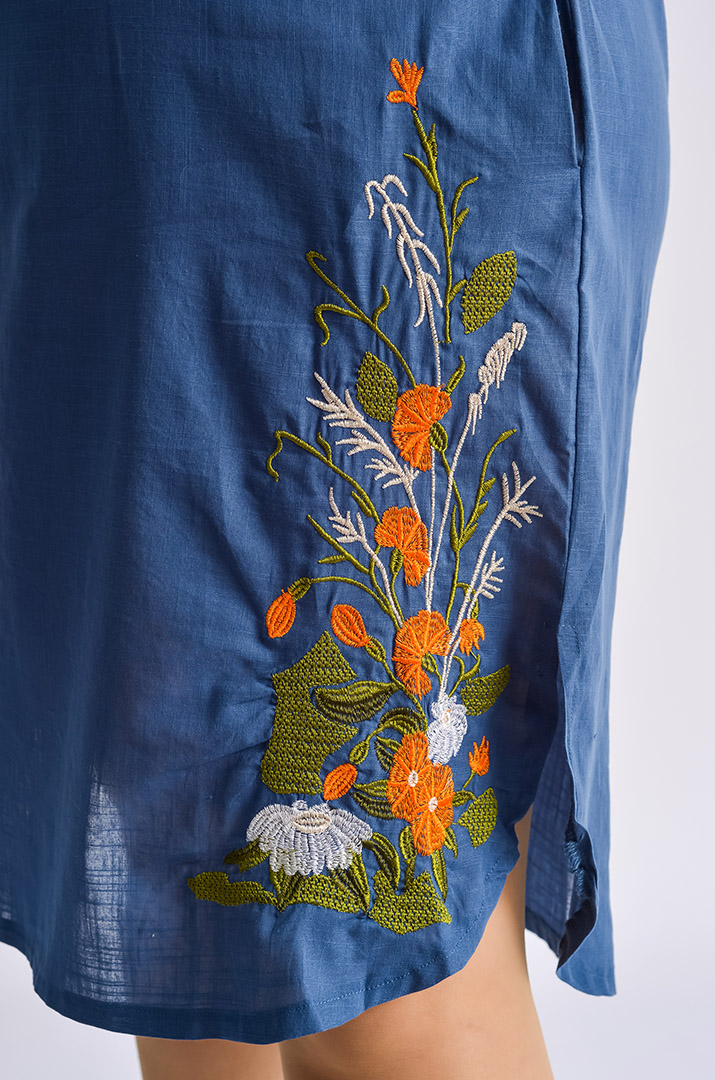 Платье миди с фактурной вышивкой больших размеров