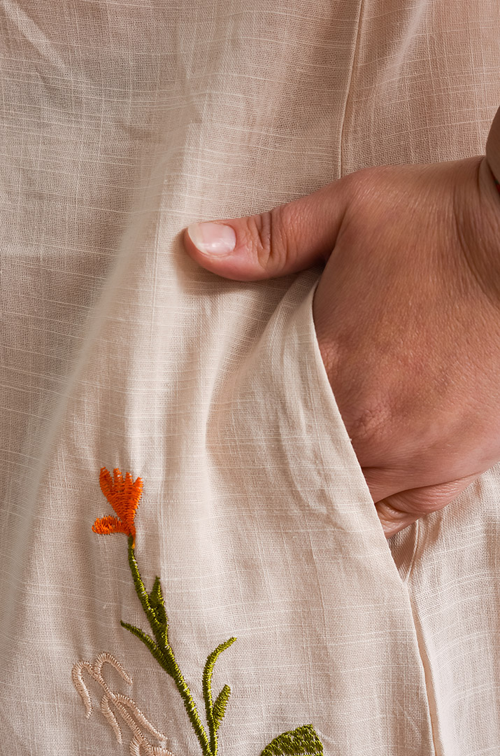 Платье миди с фактурной вышивкой больших размеров