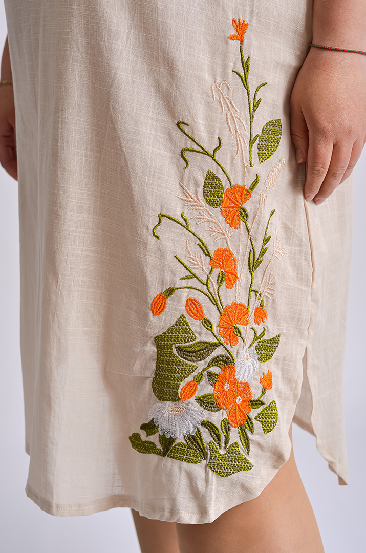 Платье миди с фактурной вышивкой больших размеров