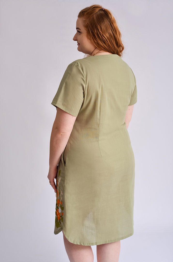 Платье миди с фактурной вышивкой больших размеров