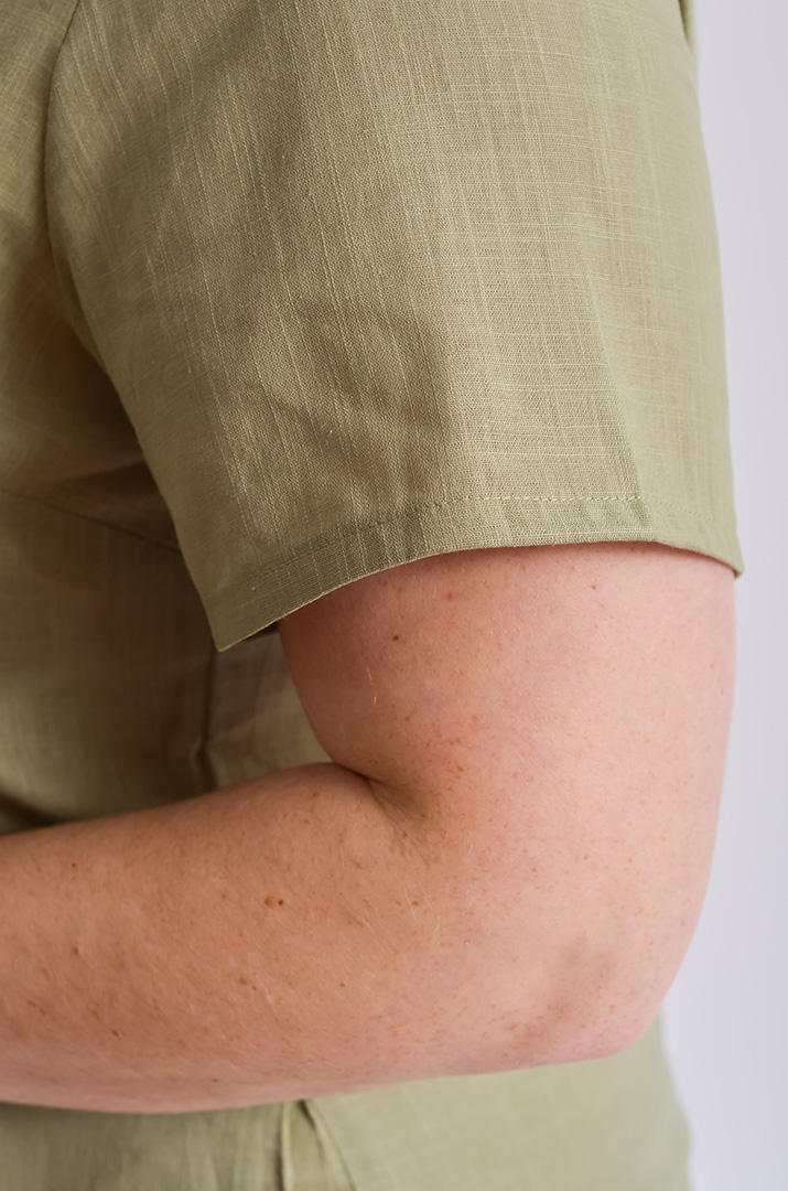 Платье миди с фактурной вышивкой больших размеров