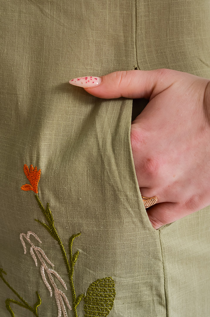 Платье миди с фактурной вышивкой больших размеров