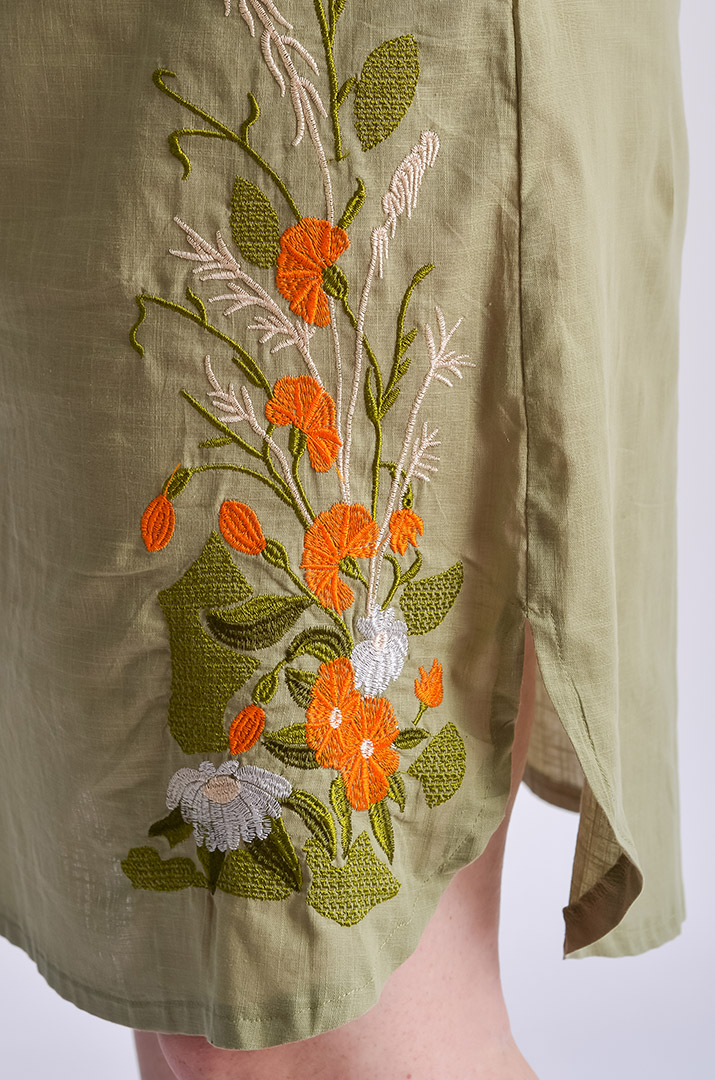 Платье миди с фактурной вышивкой больших размеров