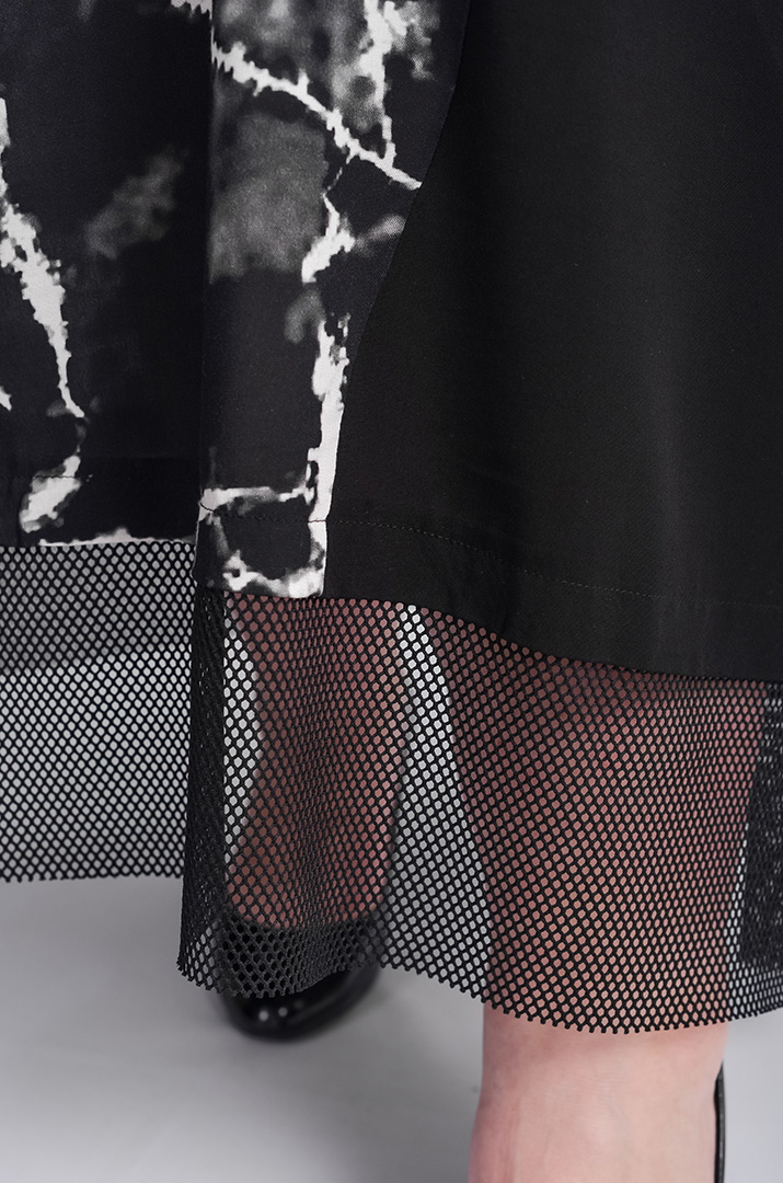 Сукня максі чорно-біла з сіткою великих розмірів