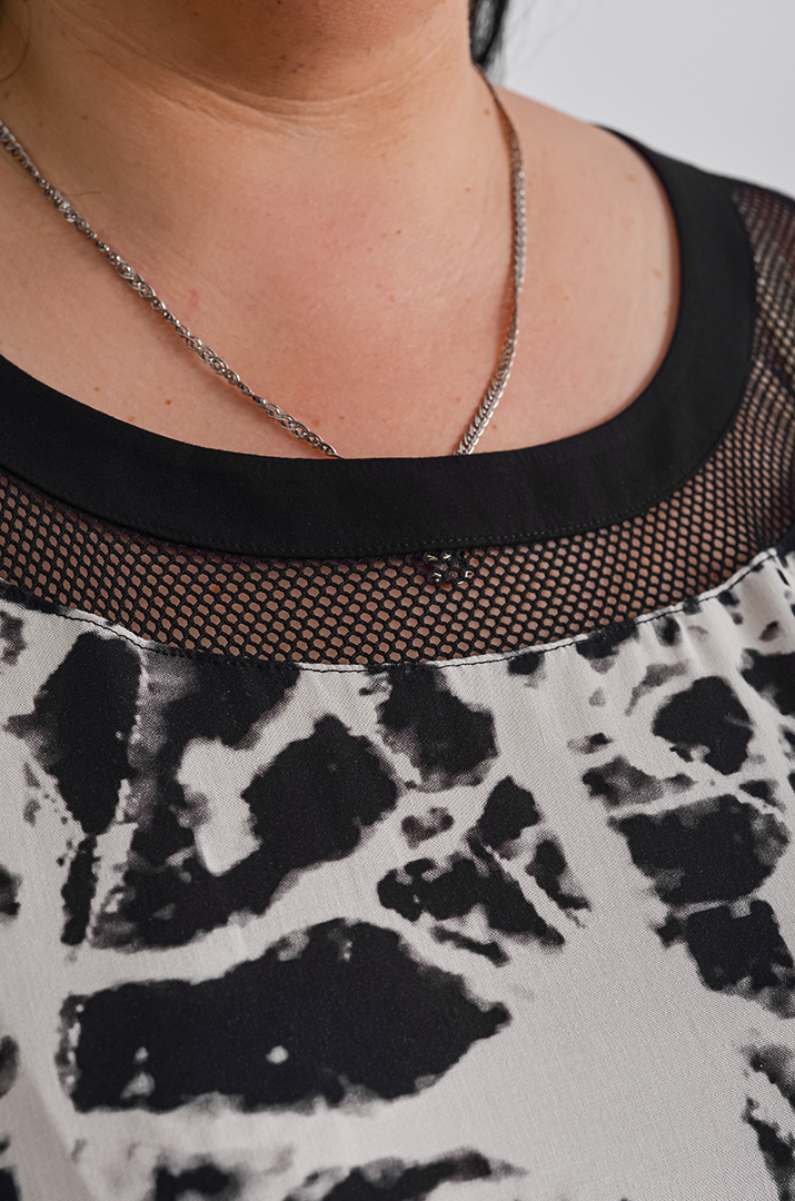 Сукня максі чорно-біла з сіткою великих розмірів