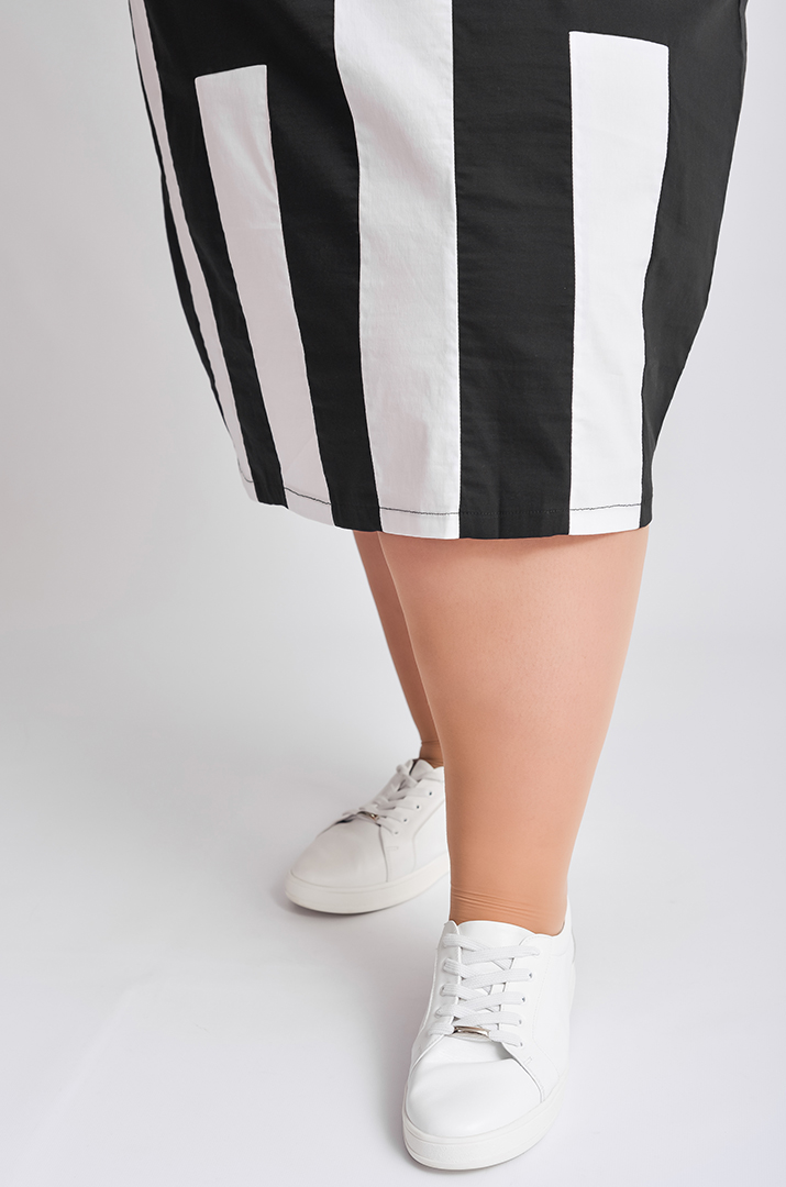 Чорно-біла сукня міді у стилі спорт шик великих розмірів