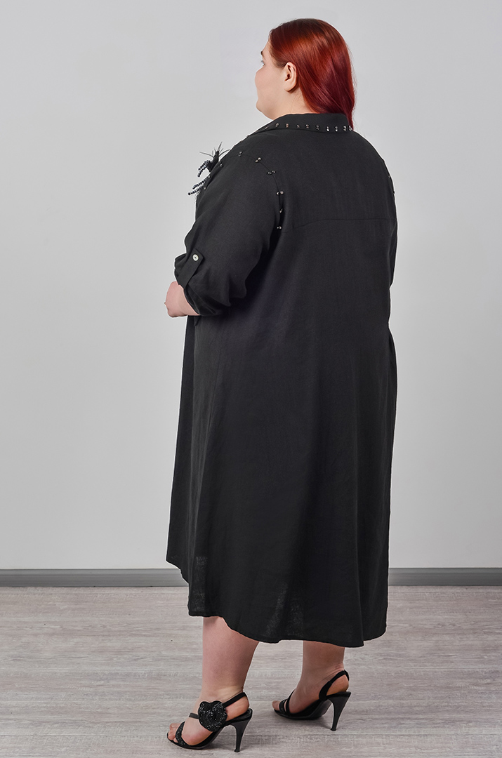 Платье на пуговицах с акцентной брошью больших размеров