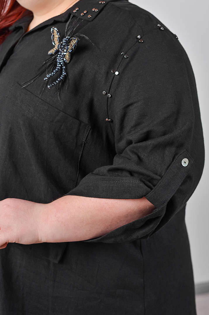 Платье на пуговицах с акцентной брошью больших размеров