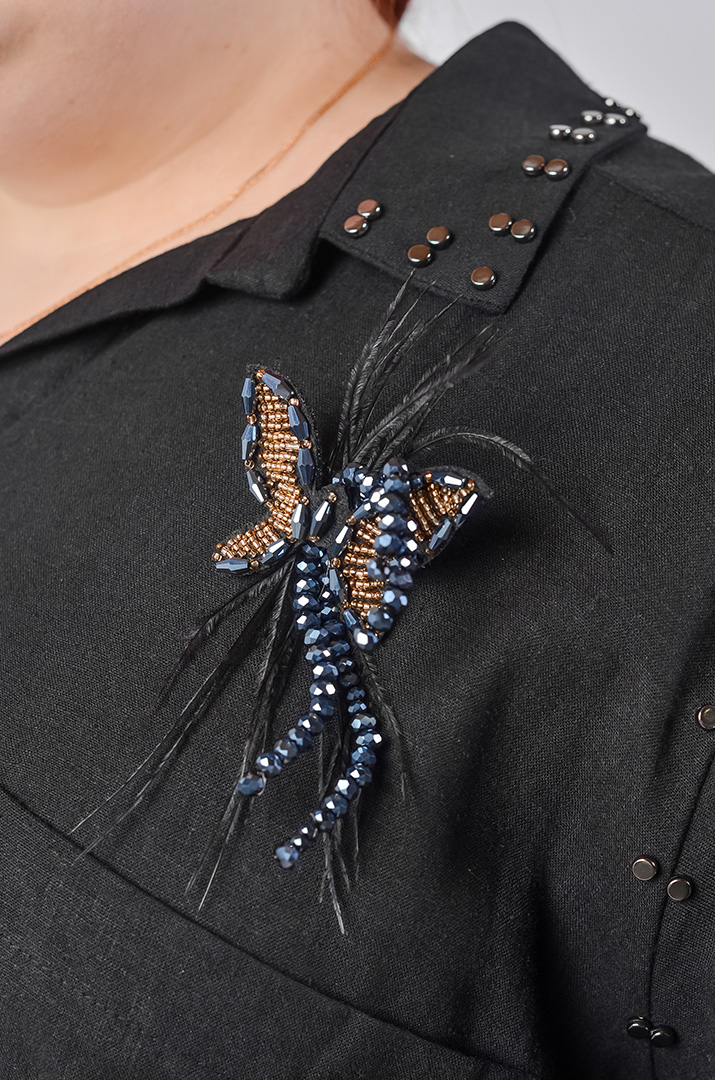 Платье на пуговицах с акцентной брошью больших размеров