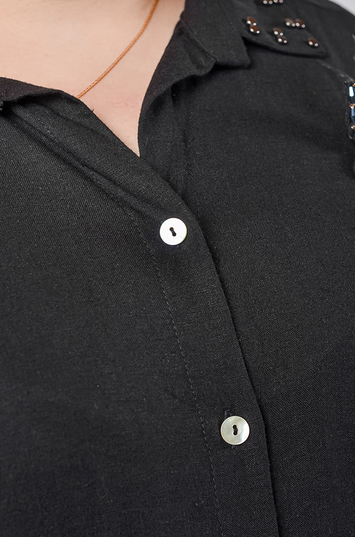 Платье на пуговицах с акцентной брошью больших размеров