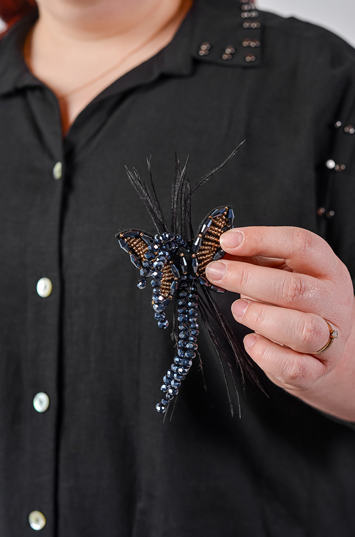 Платье на пуговицах с акцентной брошью больших размеров