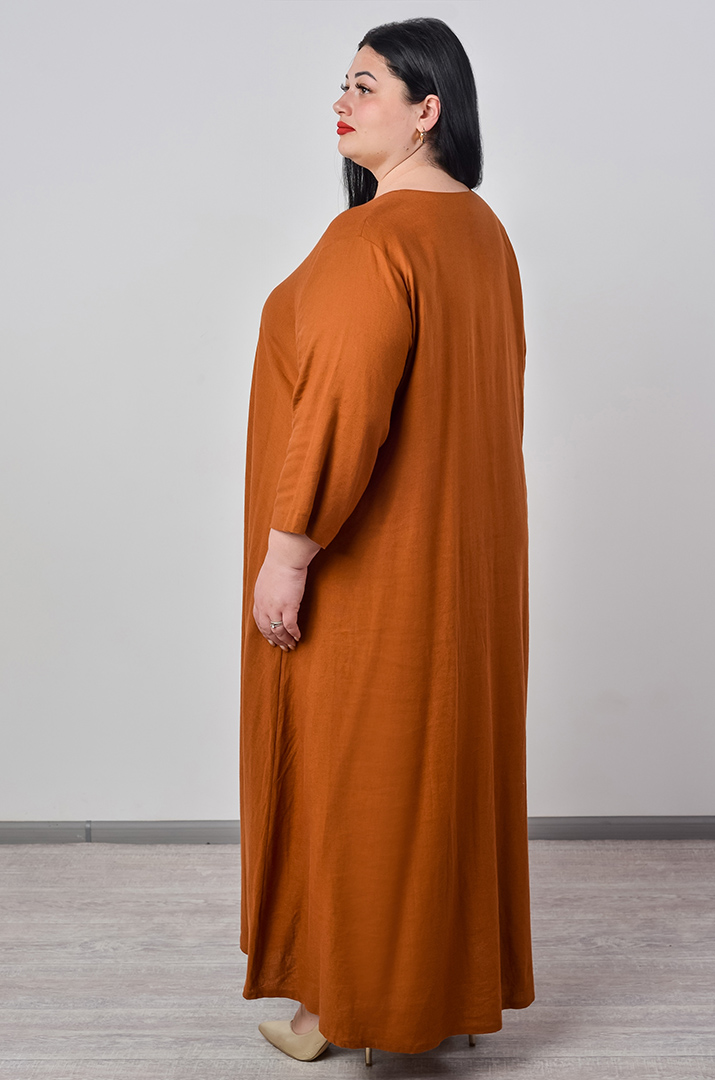 Платье макси с разрезом и украшением больших размеров