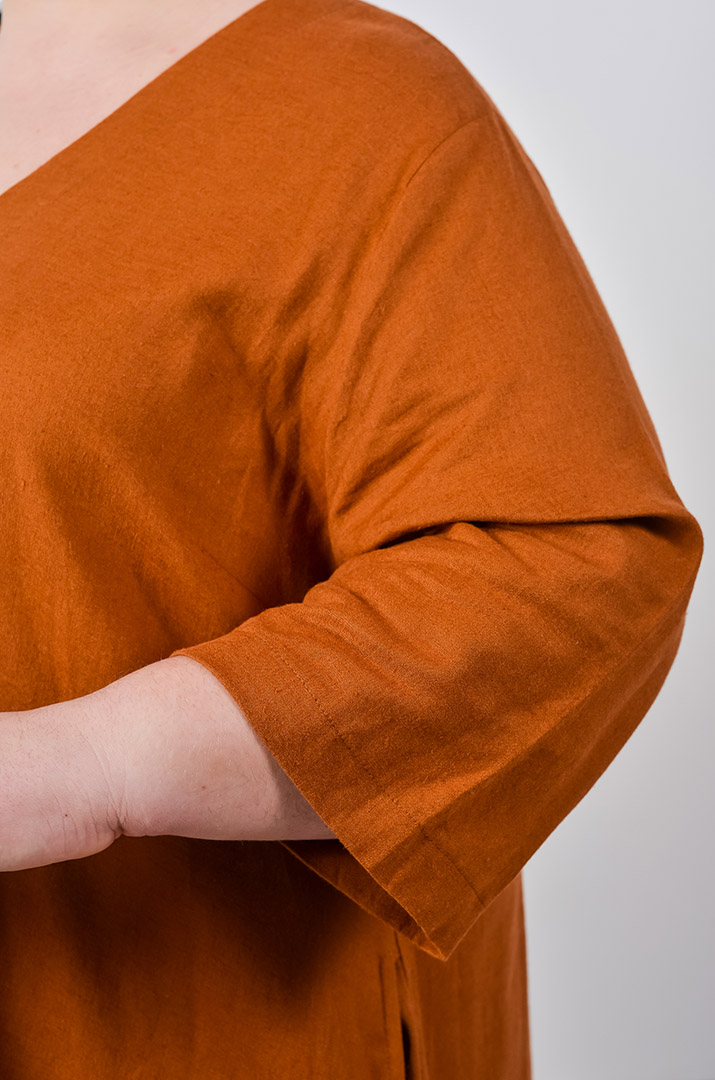 Платье макси с разрезом и украшением больших размеров