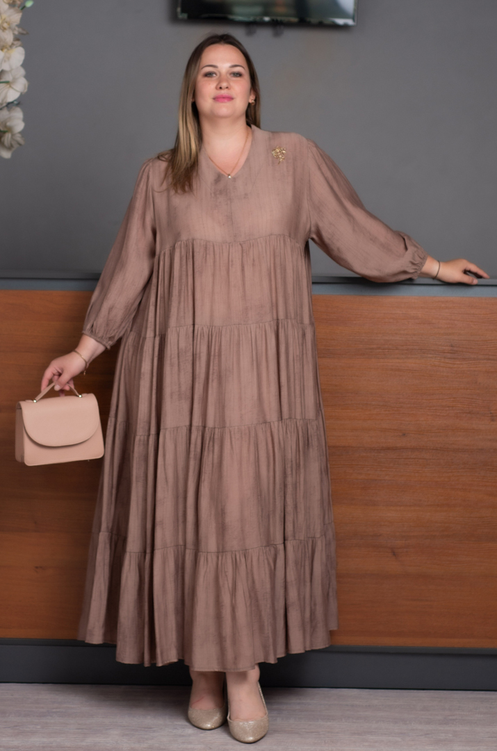 Сукня бежевого кольору з прикрасою великих розмірів