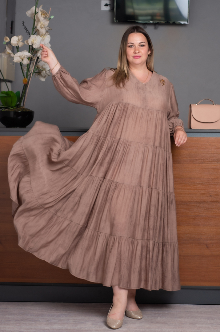 Сукня бежевого кольору з прикрасою великих розмірів