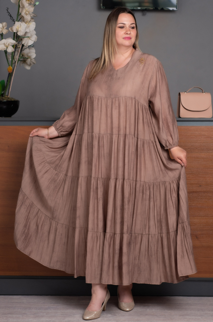 Сукня бежевого кольору з прикрасою великих розмірів