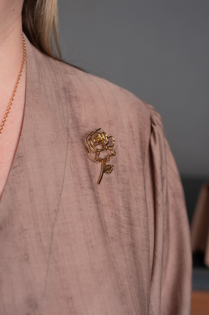 Сукня бежевого кольору з прикрасою великих розмірів