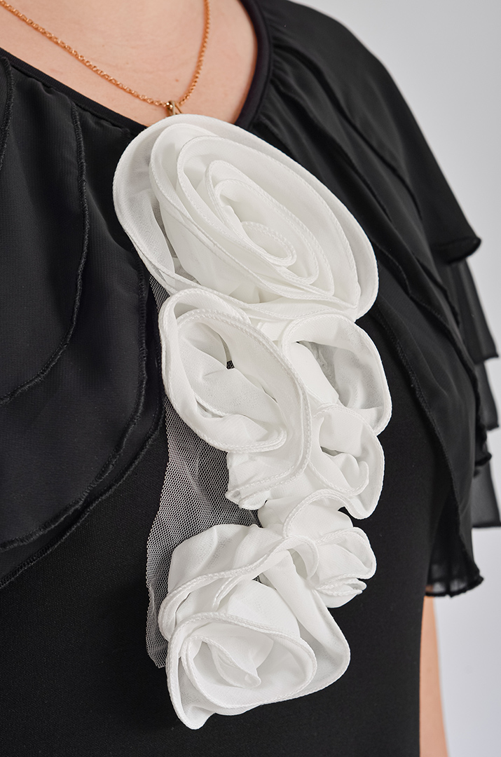 Сукня міді чорна з декором великих розмірів