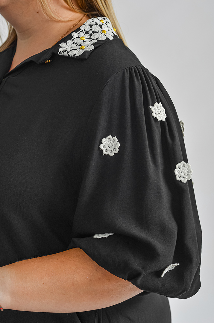 Чорна сукня максі з квітковою аплікацією великих розмірів