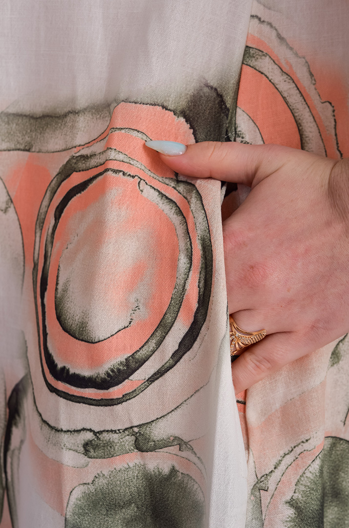 Платье макси с абстрактными принтами больших размеров