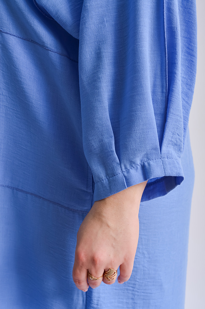 Платье макси с голографической аппликацией большого размера