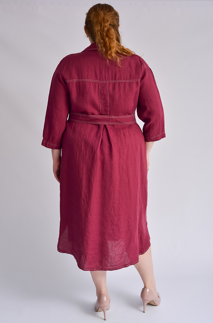 Платье с поясом в сливовом оттенке больших размеров