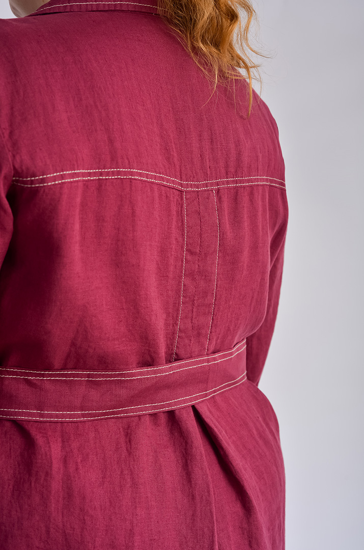 Платье с поясом в сливовом оттенке больших размеров