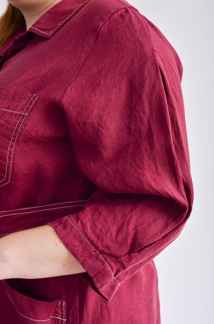 Платье с поясом в сливовом оттенке больших размеров