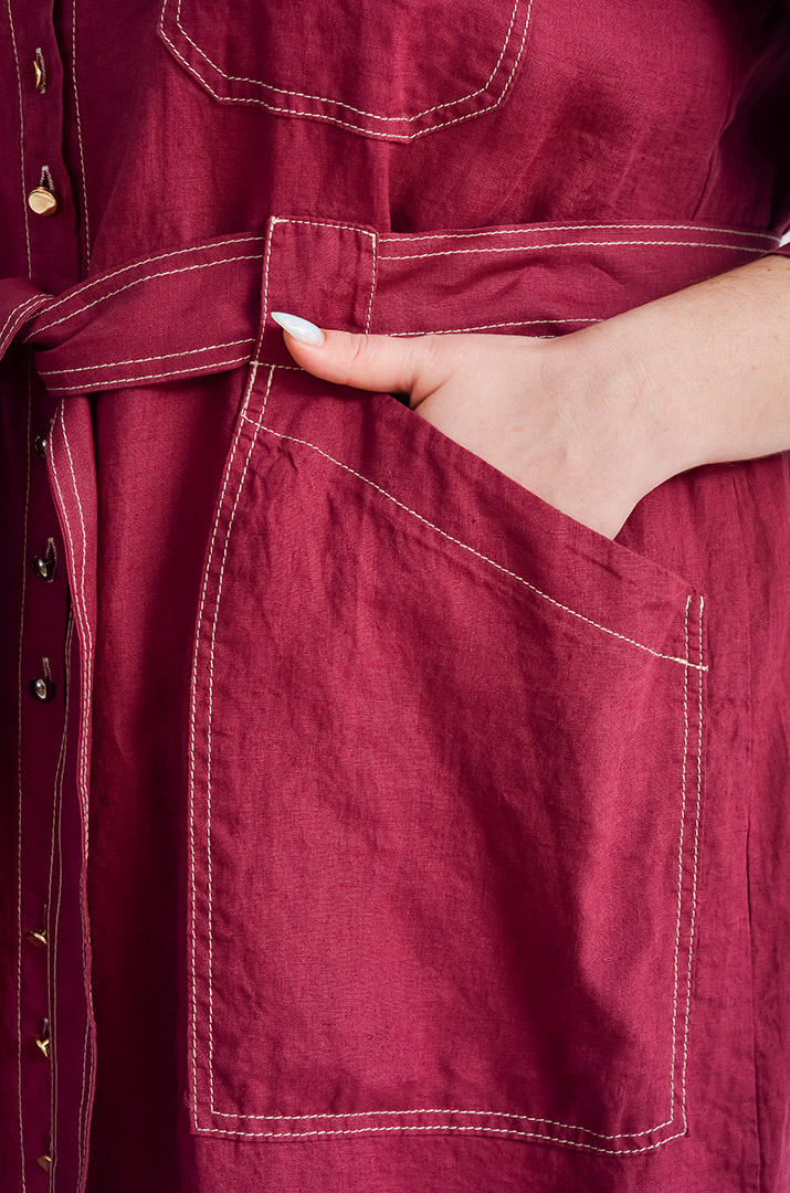 Платье с поясом в сливовом оттенке больших размеров