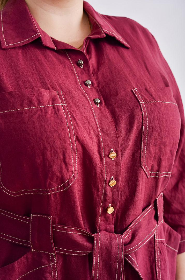 Платье с поясом в сливовом оттенке больших размеров