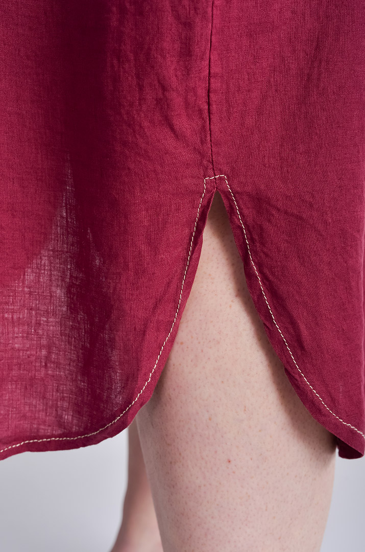 Платье с поясом в сливовом оттенке больших размеров