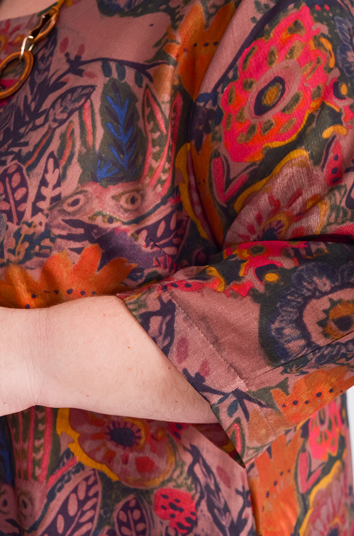 Платье макси с цветочным принтом и украшением больших размеров